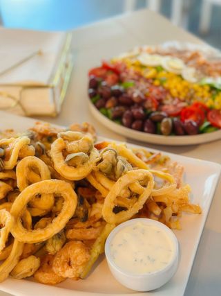 Platou cu fructe de mare fritto misto cu sos remoulade