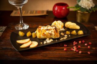 Prajitura cu mere, foietaj, sos caramel si inghetata