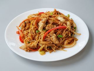 Noodles prajite cu carne de pui