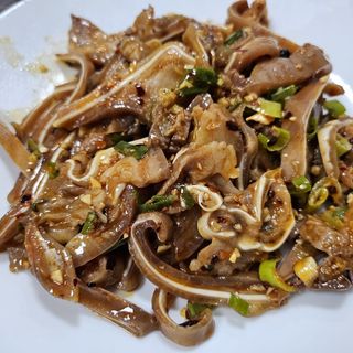 Urechi reci de porc cu sos