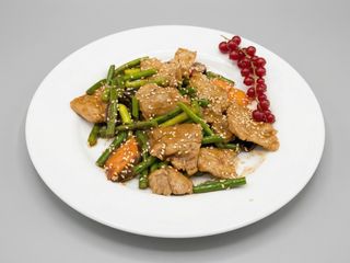Porc prăjit cu usturoi verde