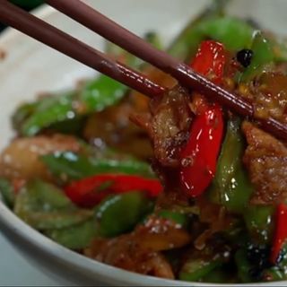 Porc prăjit cu ardei gras verde