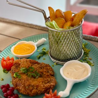 Meniu cu șnițel de porc cu cartofi prăjiți