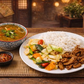 MENIUL ZILEI(OREZ SIMPLU, PUI GĂTIT ÎN STIL ASIATIC + SUPĂ PICANT ACRIȘOARĂ )