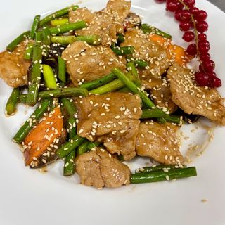 Porc prăjit cu usturoi verde