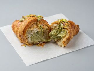 Croissant cu crema de fistic