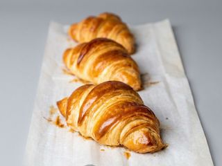 Croissant cu unt