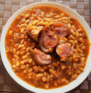 Fasole cu ciolan afumat,  mamaliguta, muraturi  si ceapa