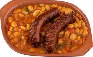 Fasole cu carnati, mamaliguta  ,muraturi si ceapa