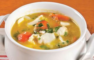 Zeama moldoveneasca de pui cu taitei de casa