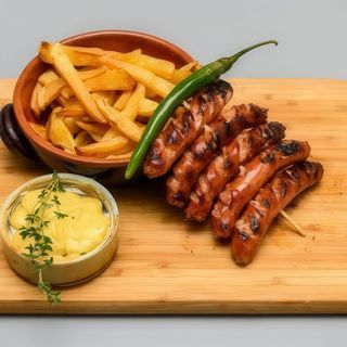 Carnati de porc afumati  la gratar cu cartofi si muraturi