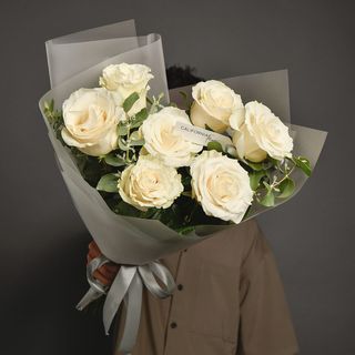 Buchet 7 trandafiri albi si eucalipt