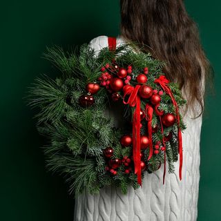 Coronita de Craciun cu decoratiuni rosii