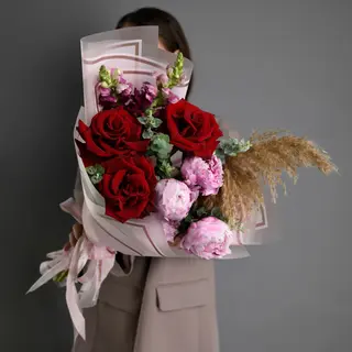 Buchet bujori roz si trandafiri rosii speciali