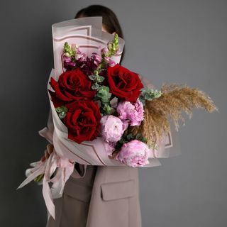 Buchet bujori roz si trandafiri rosii speciali