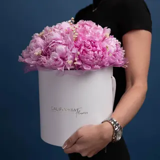 Aranjament floral in cutie alba cu 9 bujori roz