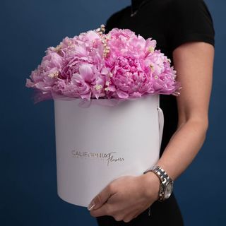 Aranjament floral in cutie alba cu 9 bujori roz