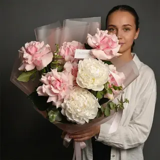 Buchet cu trandafiri speciali și bujori