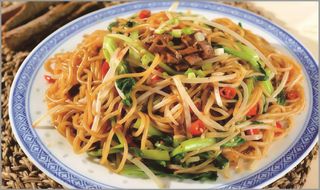 Spaghete de orez cu legume