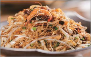 Spaghete de orez cu fructe de mare