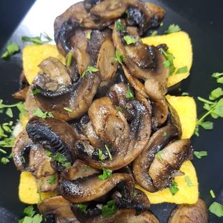 Ciuperci înăbușite cu mămăligă 