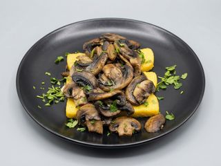 Ciuperci înăbușite cu mămăligă