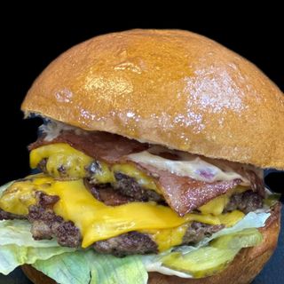 The Smash Burger Însoțit de cartofi si sos burgatore