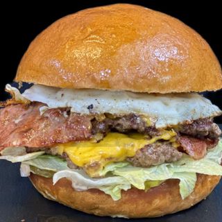 The Smash Burger EGG Însoțit de cartofi si sos burgatore