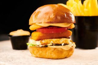Halloumi burger Însoțit de cartofi și de sosul casei