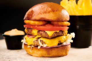 Hot & Double Însoțit de cartofi și de sosul casei