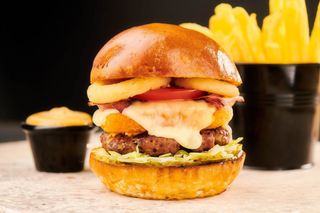 This is Art Însoțit de cartofi și de sosul casei