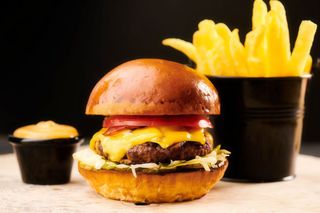 Mush burger Însoțit de cartofi și de sosul casei