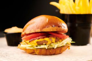 Peanut & Cheese Însoțit de cartofi și de sosul casei