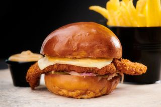  Chicken Burger Însoțit de cartofi și de sosul casei