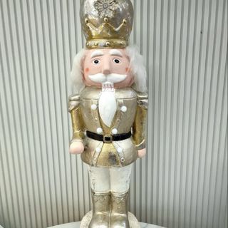 Soldat spargator de nuci cu lumina