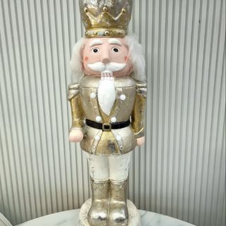 Soldat spargator de nuci cu lumina