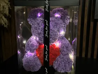 Ursulet din tradafiri mov cu inimioara rosie 40 cm