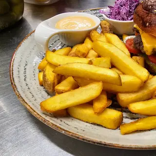 Cartofi prăjiţi cu sosul casei (garnitură burger)