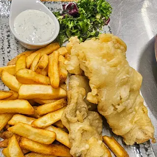 Fish&Chips în aluat de bere cu sos tartar