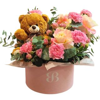 Aranjament cu flori de sezon si ursulet
