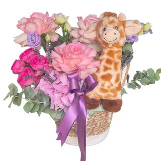 Aranjament mix de flori pastel si Girafa de plus
