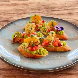 Bruschete cu avocado si creveti