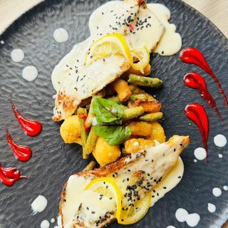 File de pastrav cu legume tempura si sos de lamaie