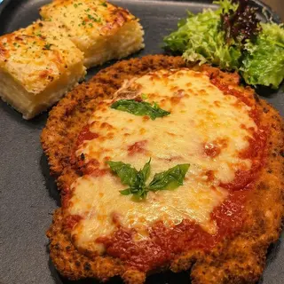 Snitel de vita in crusta aurie cu cartofi gratinati