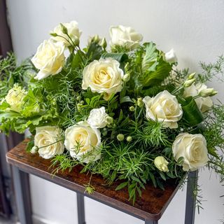 Aranjament funerar - trandafiri albi 