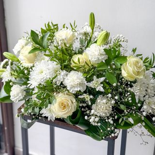 Aranjament funerar - mix de flori albe 