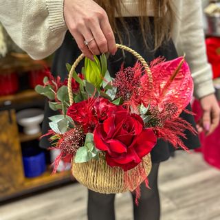 Coș festiv cu flori roșii 