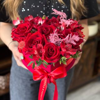 Cutie cu flori roșii