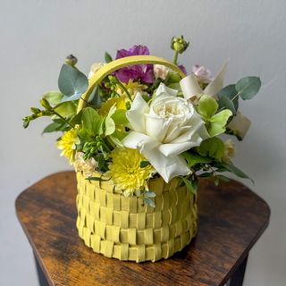 Coș cu flori pastel