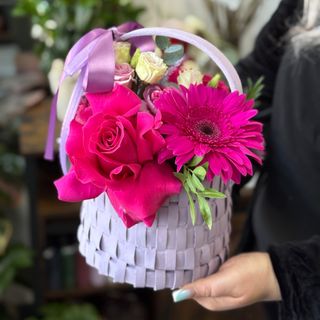 Coș cu flori fucsia